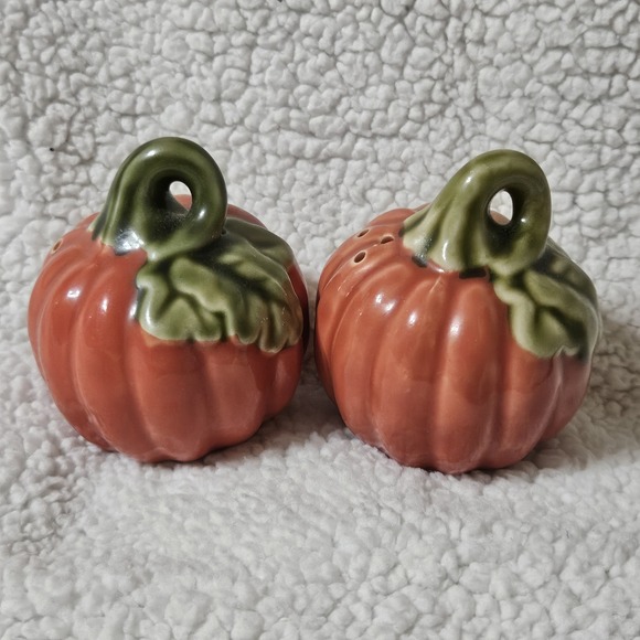 PUMPKIN Salt and Pepper Shakers Orange Green Leaf Fall Autumn Thanksgiving - Picture 2 of 7